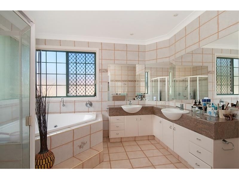 21 Christa Way, Benowa QLD 4217