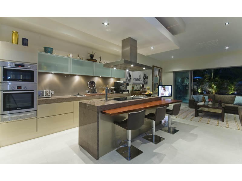 35A Hughes Avenue, Main Beach QLD 4217