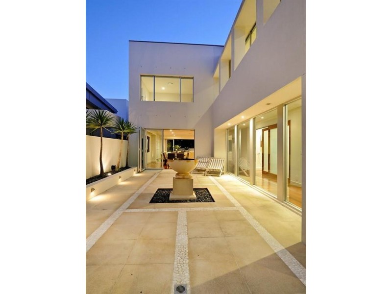 2 17 Marseille Court, Sorrento QLD 4217