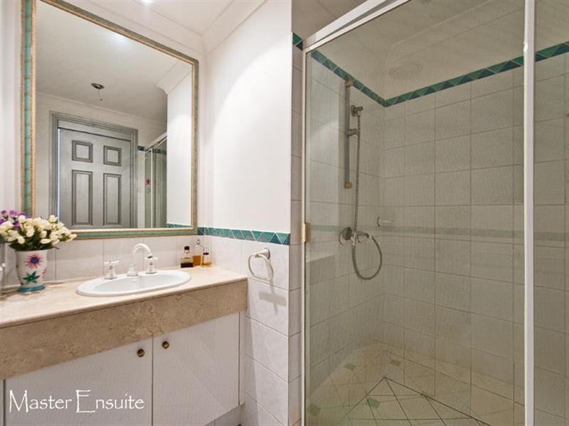 7 Elkhorn Avenue, Surfers Paradise QLD 4217