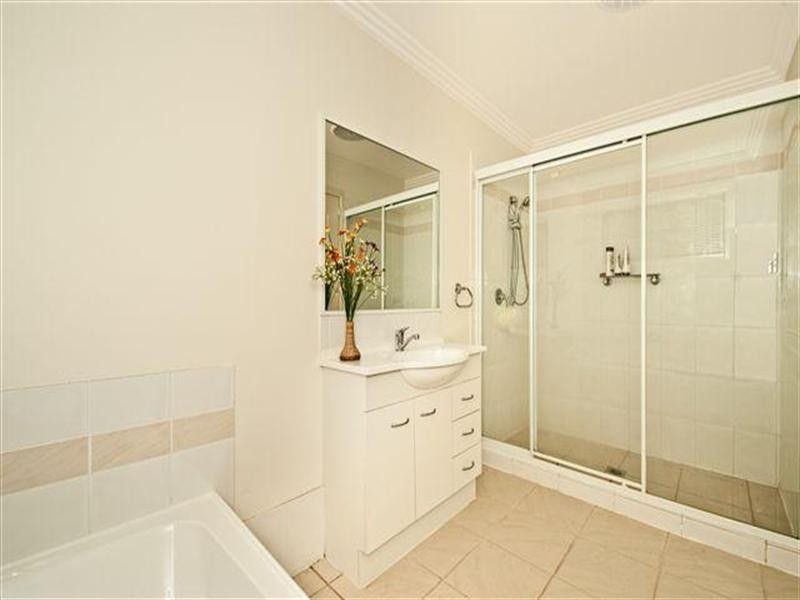 16 Ballah Crescent, Highland Park QLD 4211