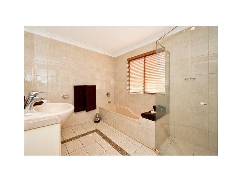 201 Heeb Street, Benowa QLD 4217