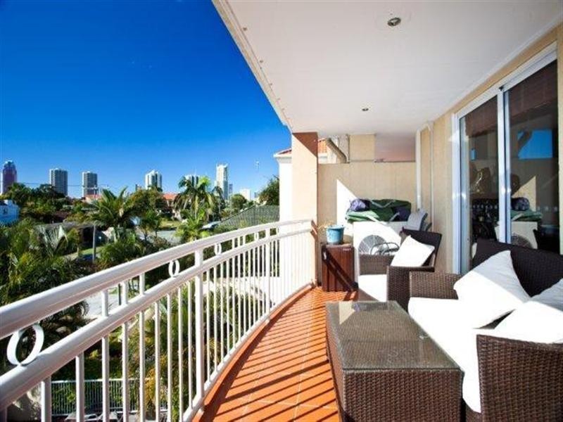 30 Dalpura Street, Chevron Island QLD 4217