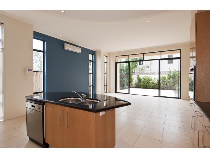 1/23 Purli Street, Chevron Island QLD 4217