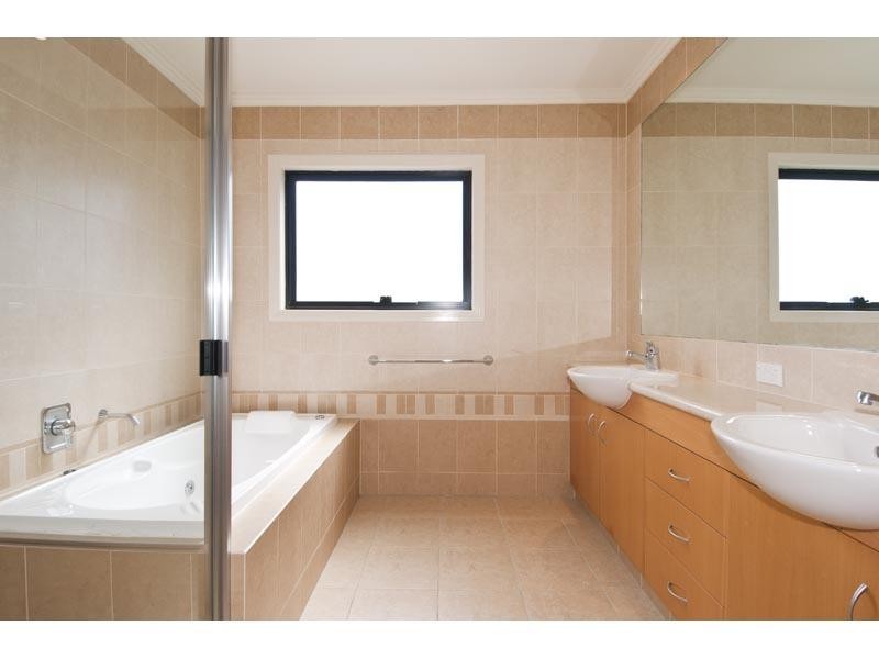 1/23 Purli Street, Chevron Island QLD 4217