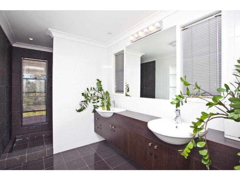 19 River Cove Place, Hope Island QLD 4212