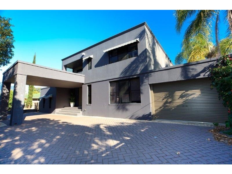 34 T E Peters Drive, Broadbeach Waters QLD 4218