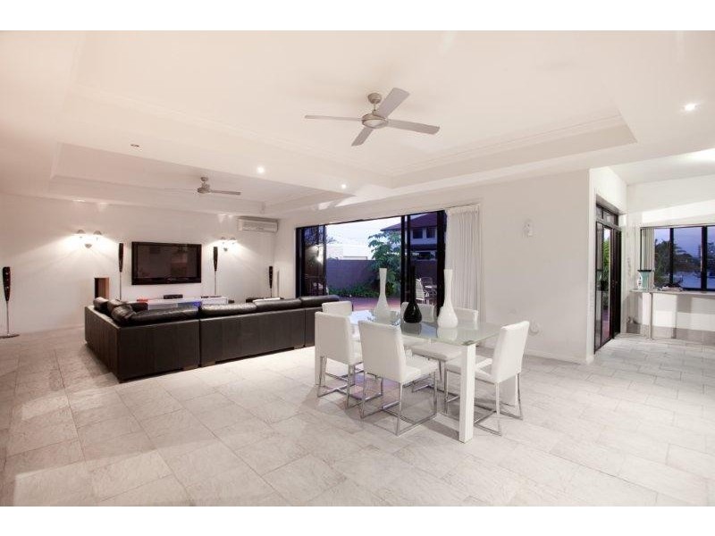 34 T E Peters Drive, Broadbeach Waters QLD 4218