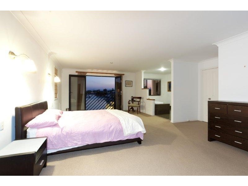 34 T E Peters Drive, Broadbeach Waters QLD 4218