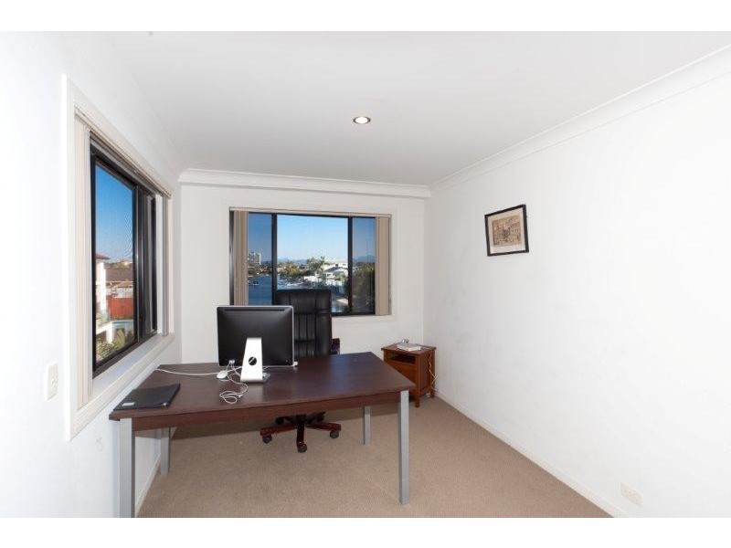 34 T E Peters Drive, Broadbeach Waters QLD 4218