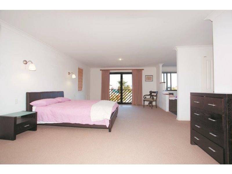 34 T E Peters Drive, Broadbeach Waters QLD 4218