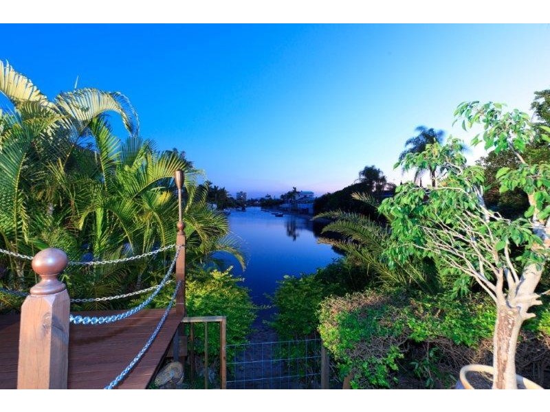 34 T E Peters Drive, Broadbeach Waters QLD 4218