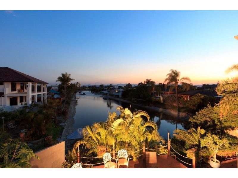 34 T E Peters Drive, Broadbeach Waters QLD 4218
