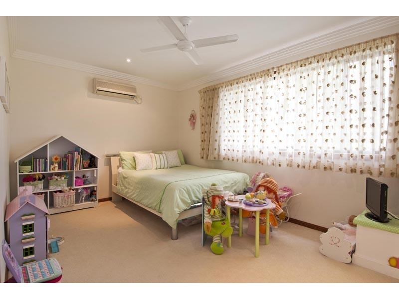 1 46 Cronin Avenue, Main Beach QLD 4217