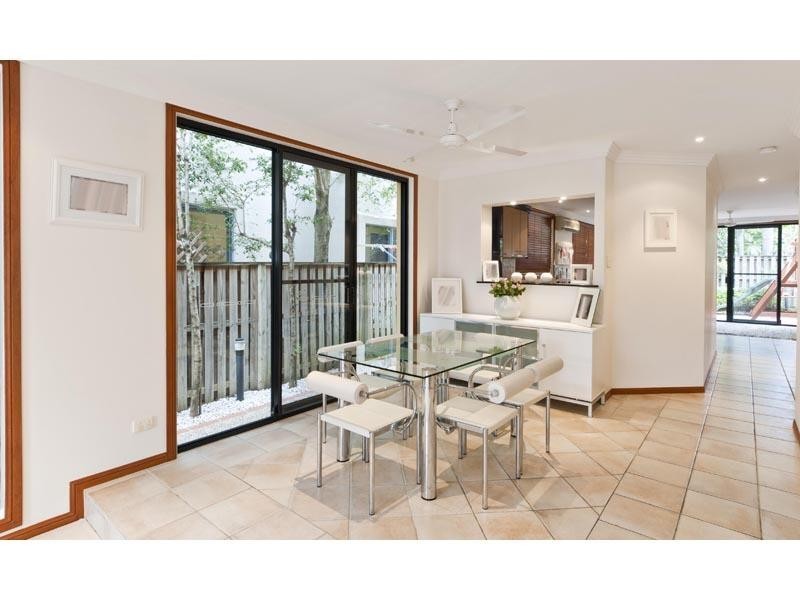 1 46 Cronin Avenue, Main Beach QLD 4217