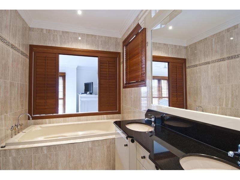 1 46 Cronin Avenue, Main Beach QLD 4217