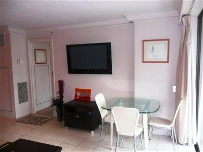 28 Northcliffe Terrace, Surfers Paradise QLD 4217