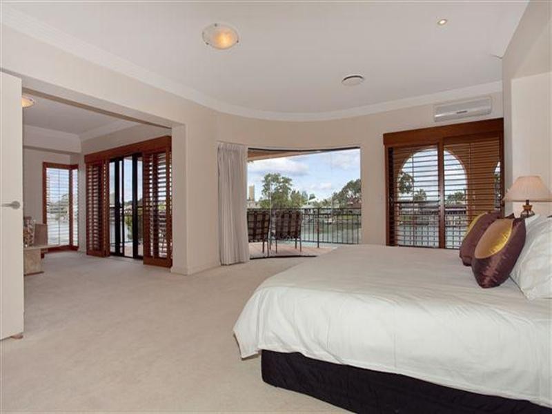 108 Amalfi Drive, Isle Of Capri QLD 4217