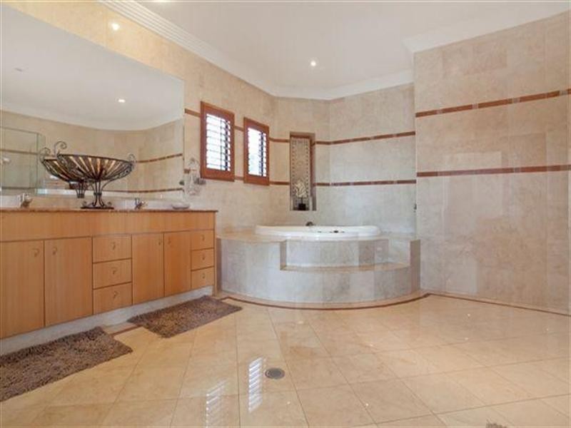 108 Amalfi Drive, Isle Of Capri QLD 4217