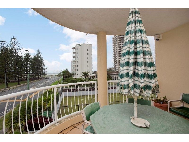 2 Villa Garda. 10 Chelsea Avenue, Broadbeach QLD 4218