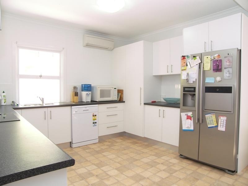 36 Hughes Avenue, Main Beach QLD 4217