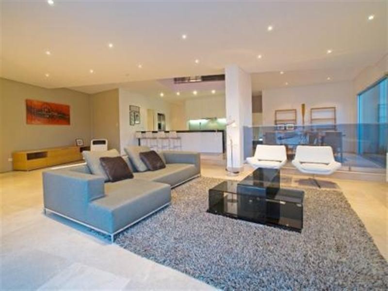 11 King Charles Drive, Sovereign Islands QLD 4216