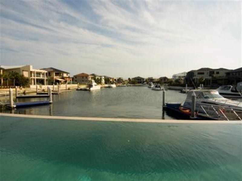 11 King Charles Drive, Sovereign Islands QLD 4216