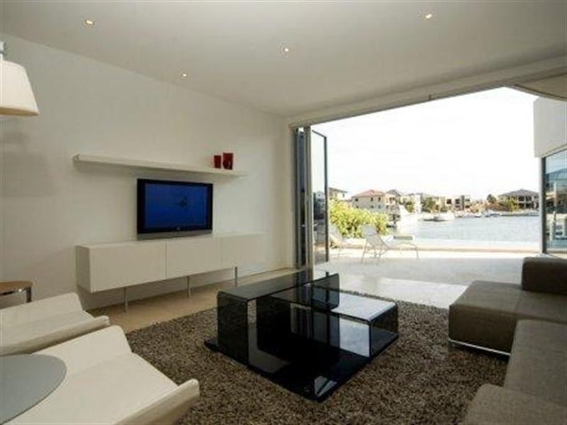 11 King Charles Drive, Sovereign Islands QLD 4216