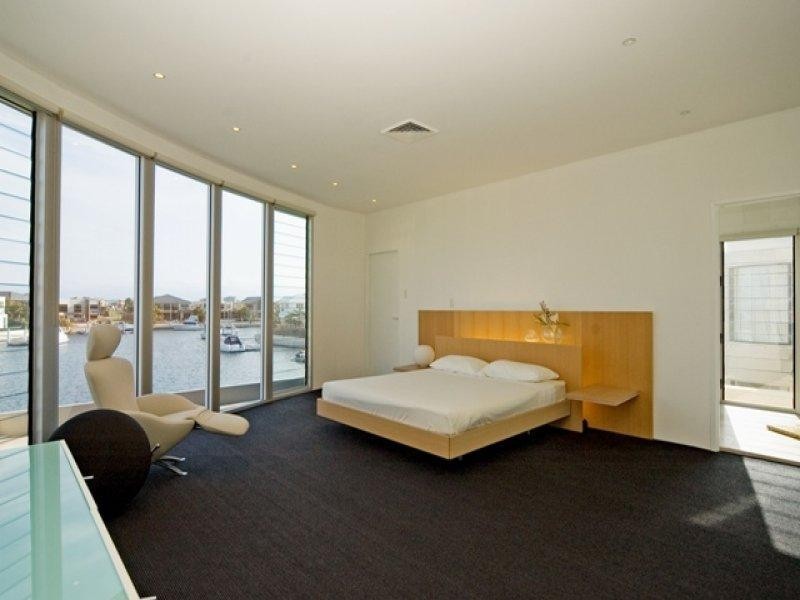 11 King Charles Drive, Sovereign Islands QLD 4216