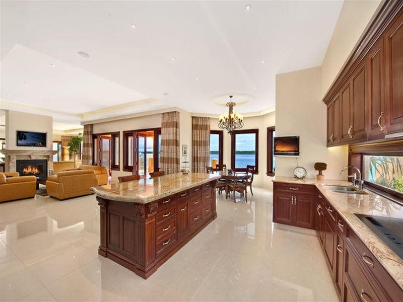 50 Knightsbridge Parade East, Sovereign Islands QLD 4216