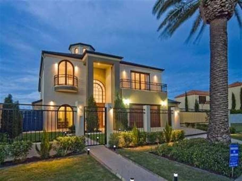 8 Knightsbridge Parade East, Sovereign Islands QLD 4216