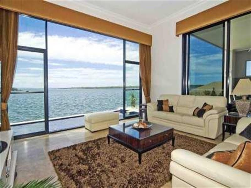 8 Knightsbridge Parade East, Sovereign Islands QLD 4216