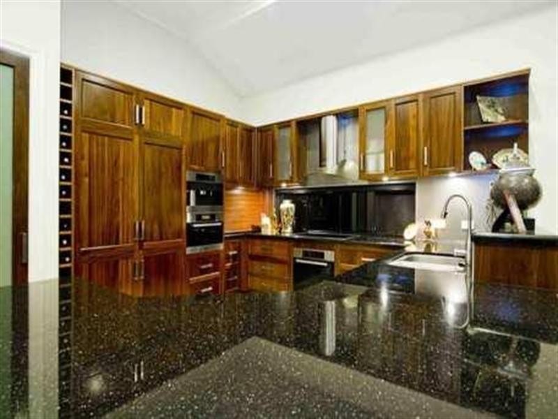 8 Knightsbridge Parade East, Sovereign Islands QLD 4216