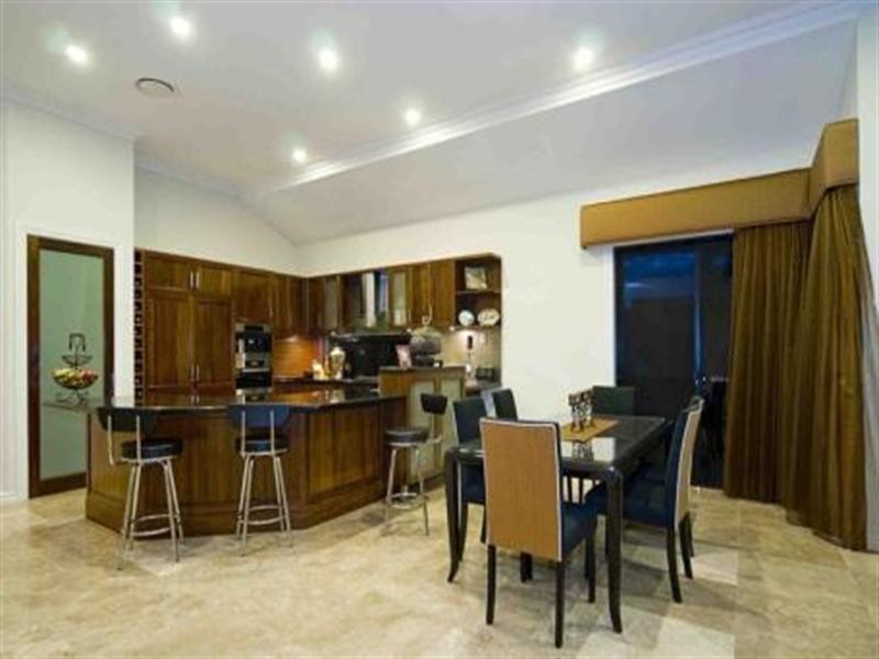 8 Knightsbridge Parade East, Sovereign Islands QLD 4216