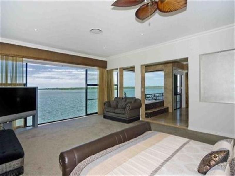 8 Knightsbridge Parade East, Sovereign Islands QLD 4216