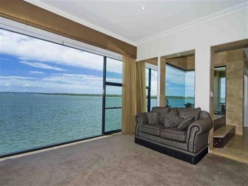 8 Knightsbridge Parade East, Sovereign Islands QLD 4216