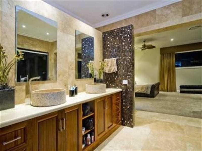 8 Knightsbridge Parade East, Sovereign Islands QLD 4216