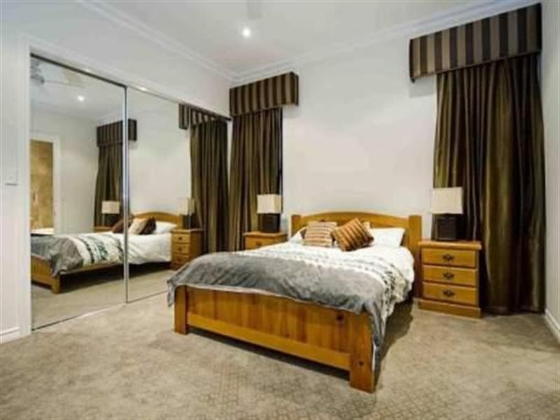 8 Knightsbridge Parade East, Sovereign Islands QLD 4216