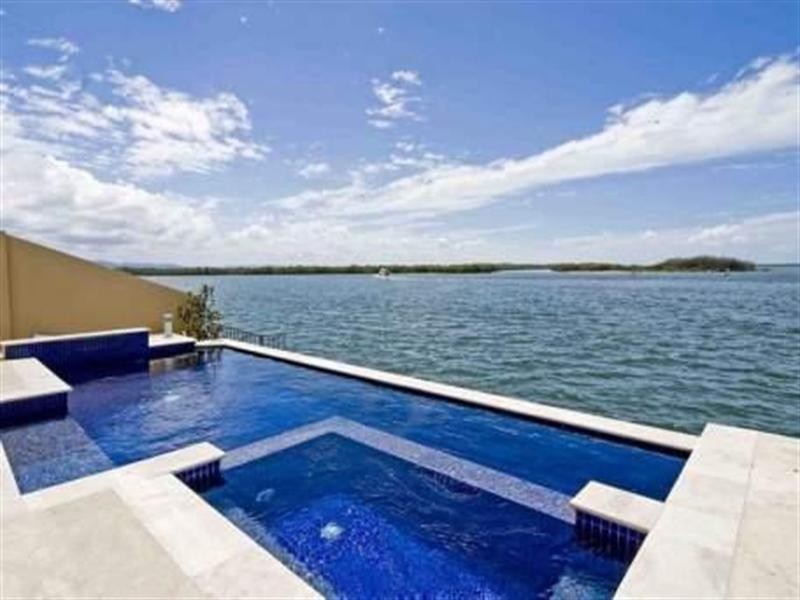 8 Knightsbridge Parade East, Sovereign Islands QLD 4216