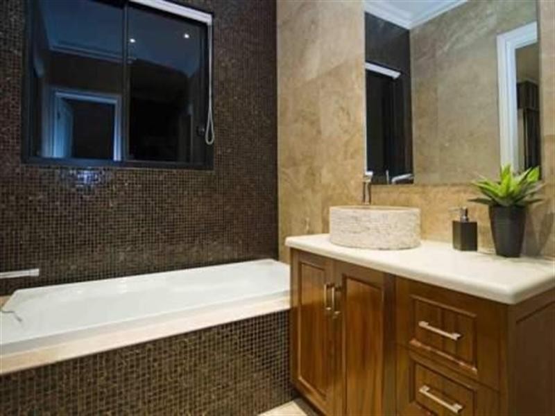 8 Knightsbridge Parade East, Sovereign Islands QLD 4216