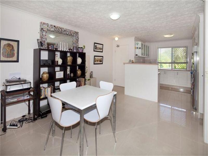 37 Mawarra Street, Chevron Island QLD 4217
