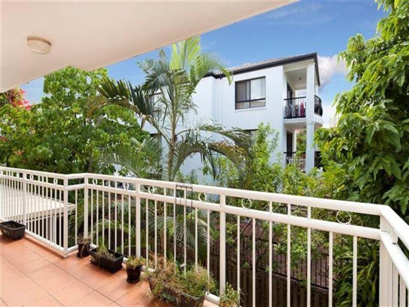 37 Mawarra Street, Chevron Island QLD 4217