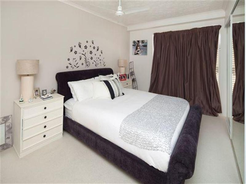 37 Mawarra Street, Chevron Island QLD 4217