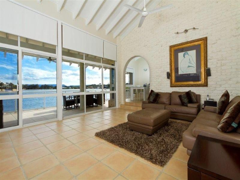 82 Admiralty Drive, Main Beach QLD 4217
