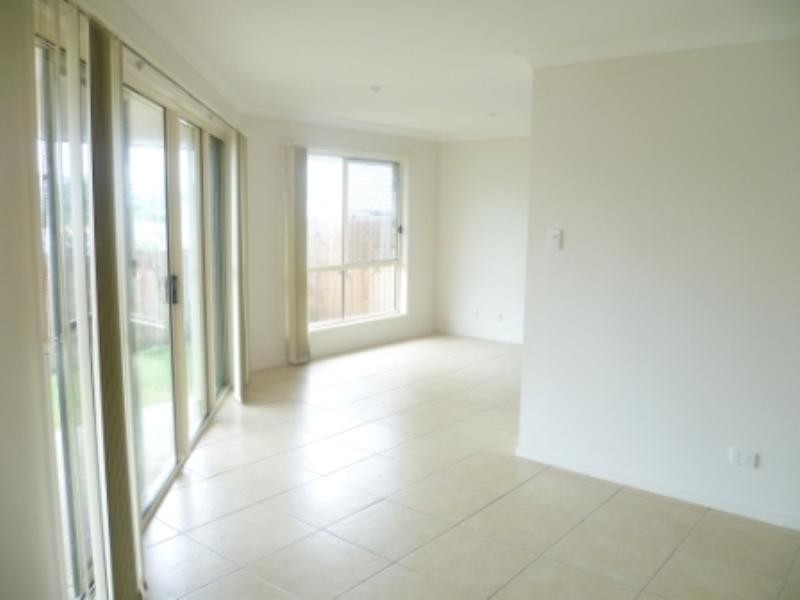 1/16 Armani Avenue, Pimpama QLD 4209