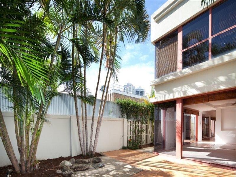 2/45 Woodroffe Avenue, Main Beach QLD 4217