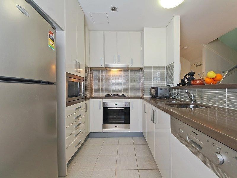 4 Como Crescent, Southport QLD 4215