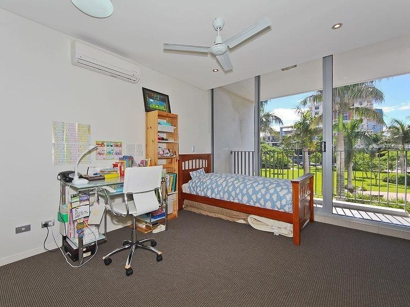 4 Como Crescent, Southport QLD 4215