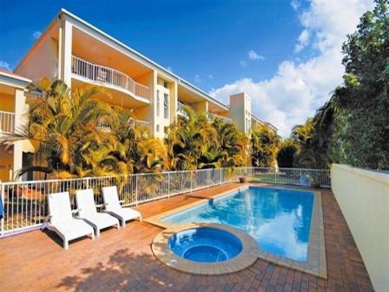 8 Dalpura Street, Chevron Island QLD 4217