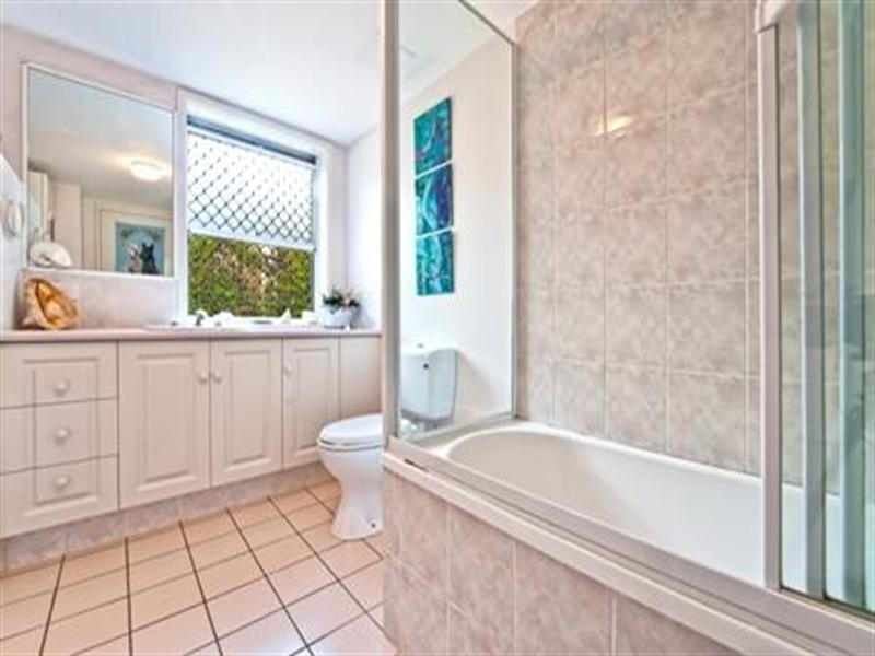 8 Dalpura Street, Chevron Island QLD 4217